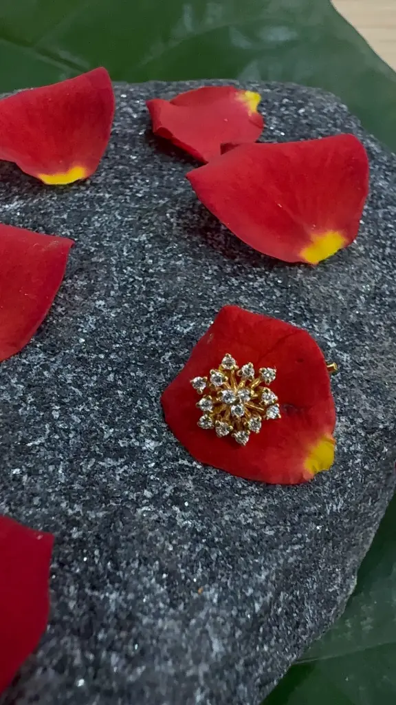 916 Cluster Nose Pin 