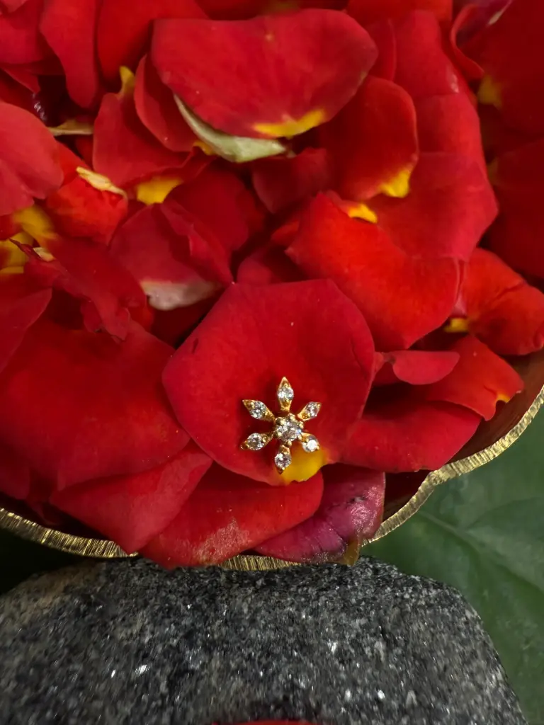 916 Flower Nose Pin
