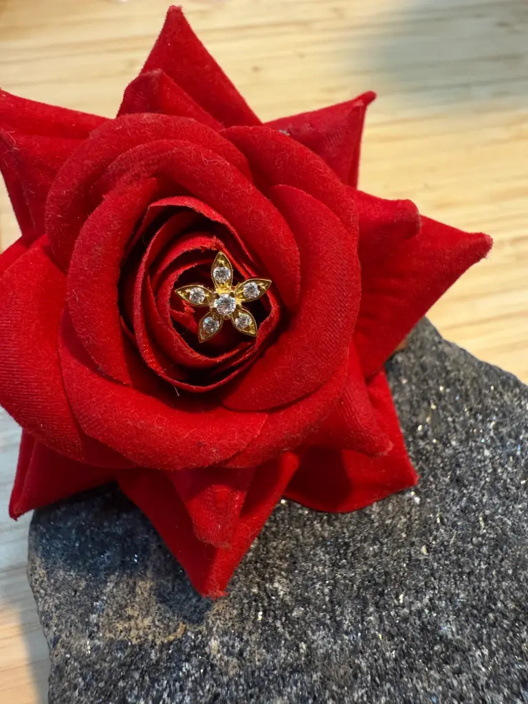 916 5 petal flower Nosepin