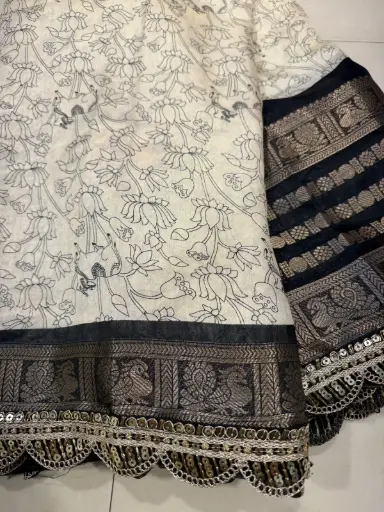 Dola Nandi with border